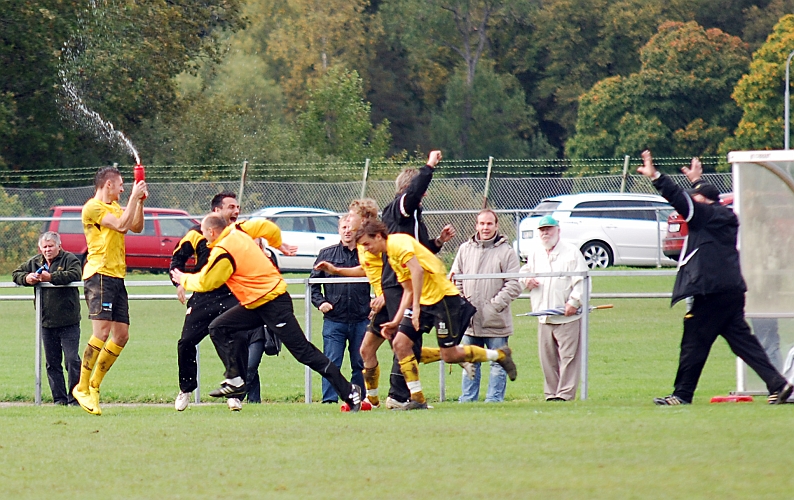 2010_0918_58.JPG - Domaren blåser av matchen och glädjen är enorm bland ledarna på Södra's bänk. Vinst i matchen och därmed Seriesegrare i Div.4 Västmanland
