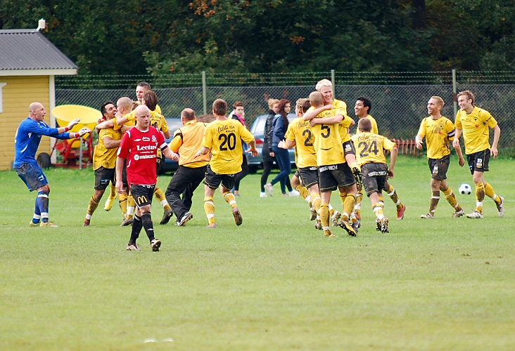 2010_0918_60.JPG - Spelarna är alldeles "vilda" av glädje efter Seriesegern