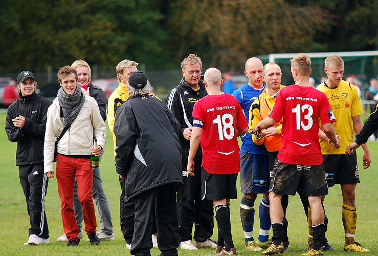 2010_0918_62.JPG - Spelarna tackar varandra efter matchen