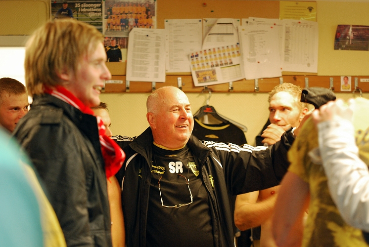2010_0918_65.JPG - En mycket glad lagledare, Salih Resulovic