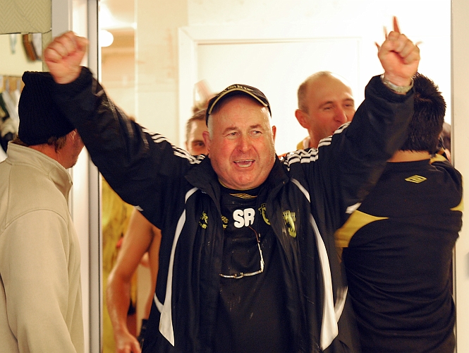 2010_0918_66.JPG - Glädjen går inte att ta miste på hos Salih Resulovic