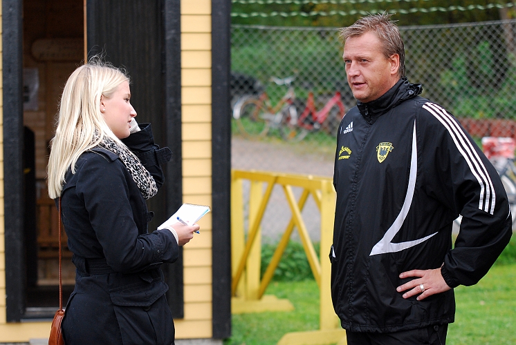 2010_0918_69.JPG - Stefan Nilsson blir intervjuad av den lokala pressen