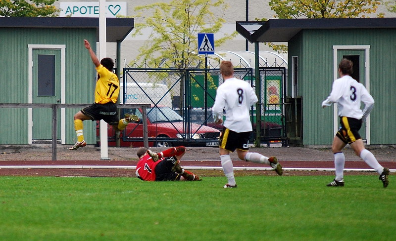 2010_0925_02.JPG - VIK's målvakt är långt ute i straffområdet och greppar bollen för Bewar Mohammad