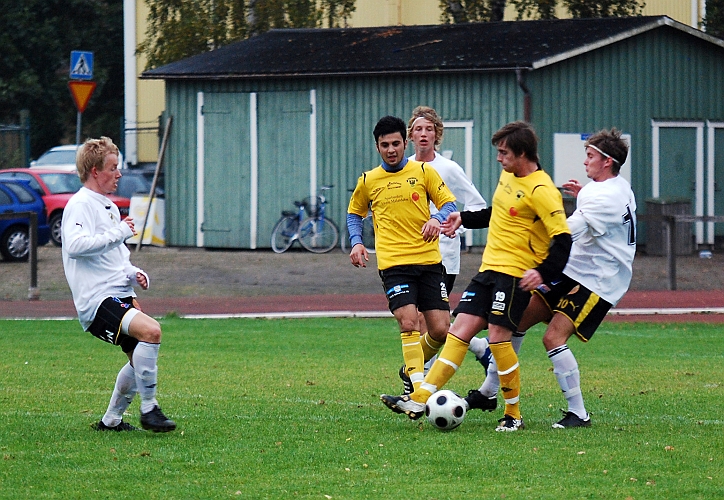2010_0925_04.JPG - Brian Nilsson går in framför sin motståndare och tar hand om bollen