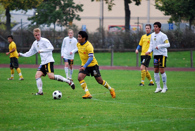 2010_0925_05.JPG - Jonas Hammarlund driver bollen över mittplan