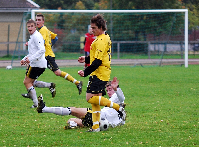 2010_0925_10.JPG - Brian Nilsson i närkamp med en VIK spelare