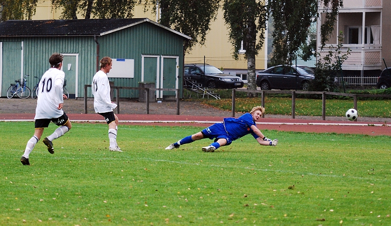 2010_0925_11.JPG - Emil Gillberg gör en fin räddning på friläge för VIK