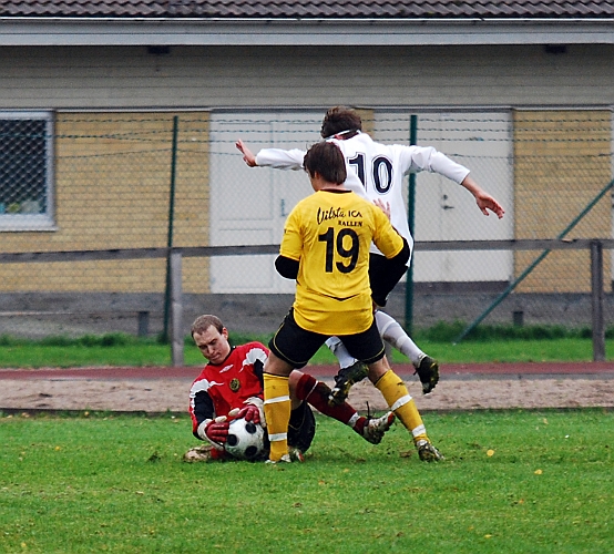 2010_0925_12.JPG - Brian Nilsson är framme och pressar VIK's försvarare och målvakt