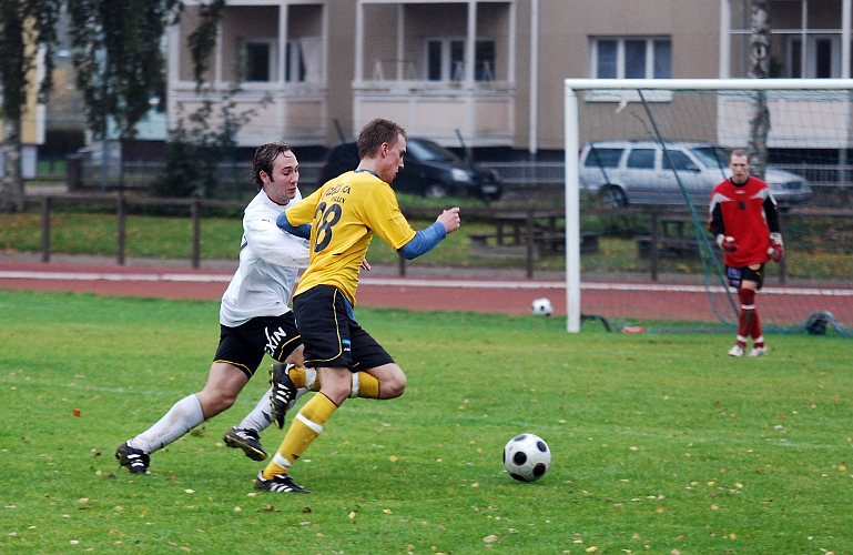 2010_0925_13.JPG - Sebastian "Basse" karlsson försöker att komma förbi VIK's försvarare