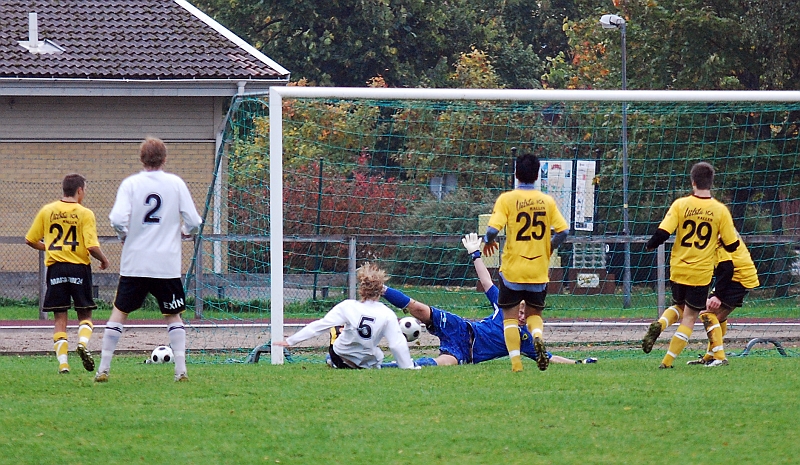 2010_0925_14.JPG - VIK tar ledningen med 1-0 på en kontring