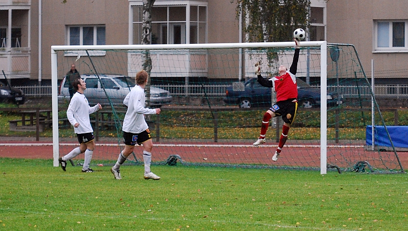 2010_0925_15.JPG - VIK's målvakt sträcker ut och tippar bollen till hörna