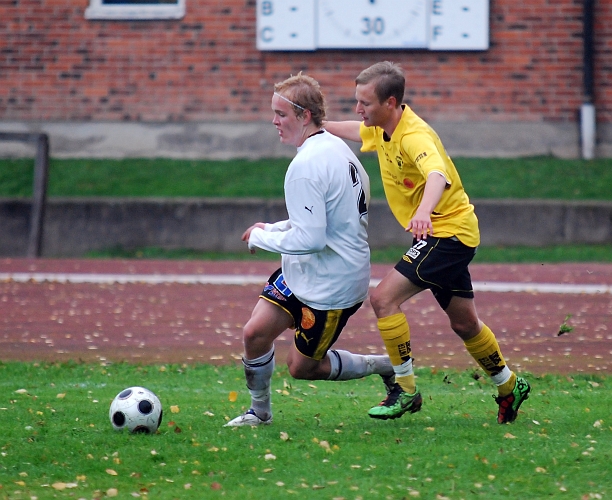 2010_0925_17.JPG - "Jeppa" Dahlström pressar en VIK försvarare