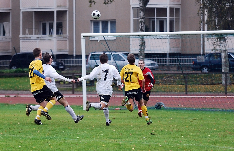 2010_0925_20.JPG - En höjdboll som VIK's målvakt kommer först på
