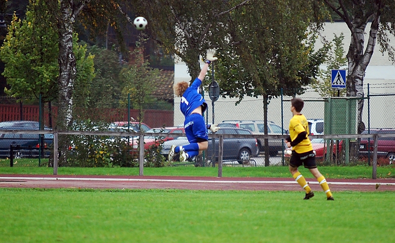 2010_0925_21.JPG - Emil Gillberg är högt upp i luften och bollen går strax över målet