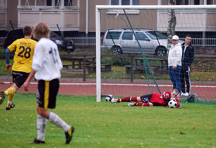 2010_0925_22.JPG - VIK's målvakt håller bollen efter ett skott utifrån plan