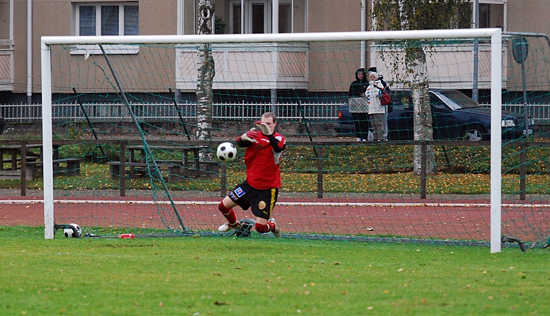 2010_0925_23.JPG - VIK's målvakt lämnar retur på en frispark från Jonas Hammarlund