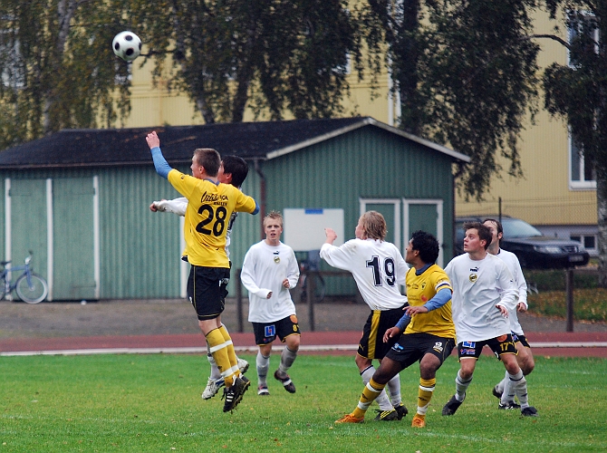 2010_0925_24.JPG - "Basse" Karlsson i nickduell med en VIK försvarare