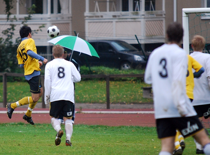 2010_0925_26.JPG - Mergim Bekaj nickar bollen utanför från ett ganska bra läge
