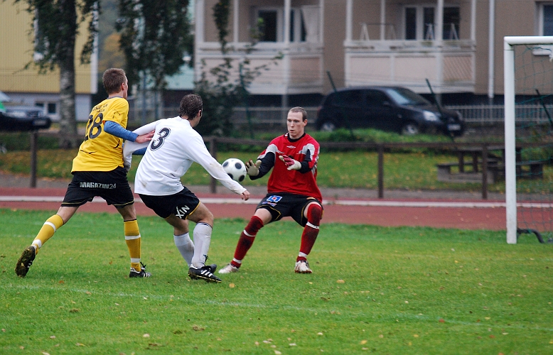 2010_0925_27.JPG - "Basse" Karlsson ligger på VIK's försvar men målvakten tar hand om bollen