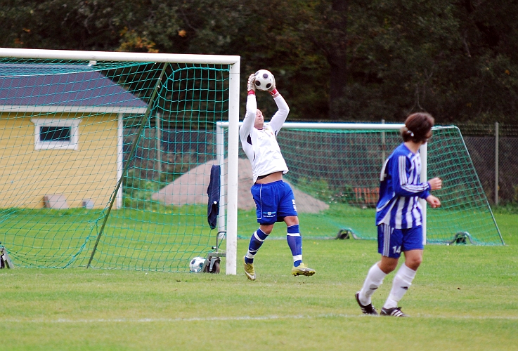 2010_0926_01.JPG - Almir Masinovic, målvakt i dagens match, plockar enkelt in bollen
