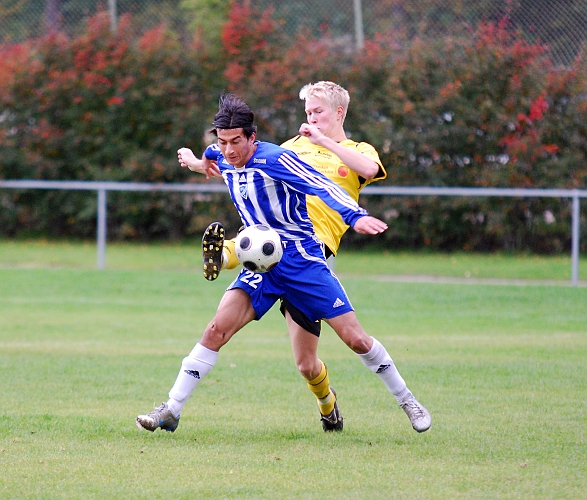 2010_0926_02.JPG - Martin Haglind försöker att spela undan bollen från sin motståndare