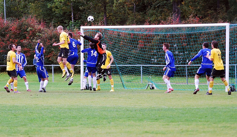 2010_0926_04.JPG - Filip Stjernfeldt är uppe och nickar efter en hörna
