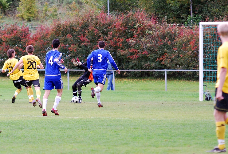 2010_0926_09.JPG - Rio Babovic håller sig framme och kvitterar till 1-1