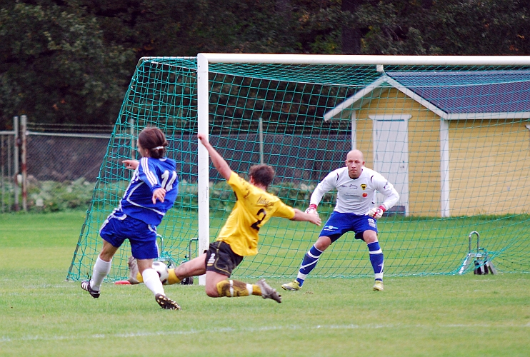 2010_0926_12.JPG - Niklas Larsson gör en fin brytning och täcker ut bollen till hörna