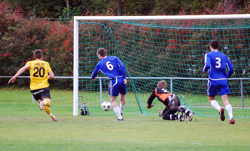 2010_0926_16.JPG - . . . . därefter kan IFK V-ås försvarare rensa undan bollen strax utanför mållinjen