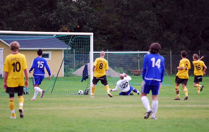 2010_0926_18.JPG - Almir Masinovic räddar även returen på sin första räddning