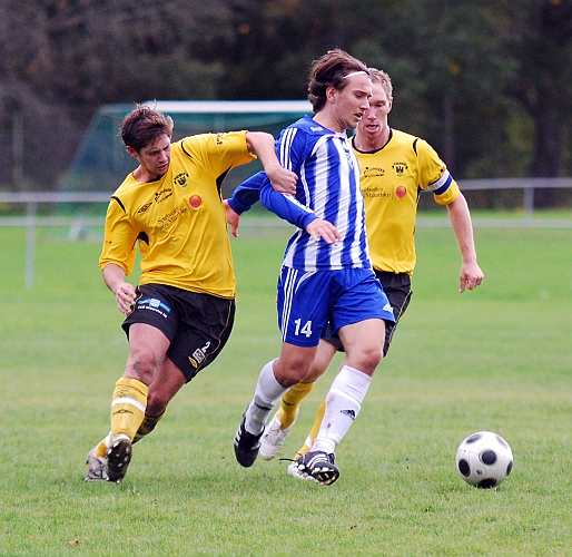 2010_0926_19.JPG - Niklas Larsson och Mikael Wiker pressar IFK V-ås spelaren