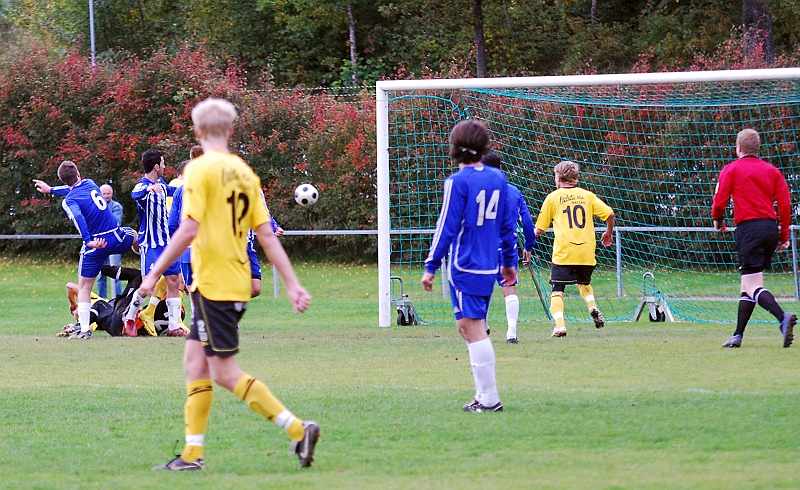 2010_0926_21.JPG - . . . . Miralem Malic, som är skymd, nickar returen . . . .