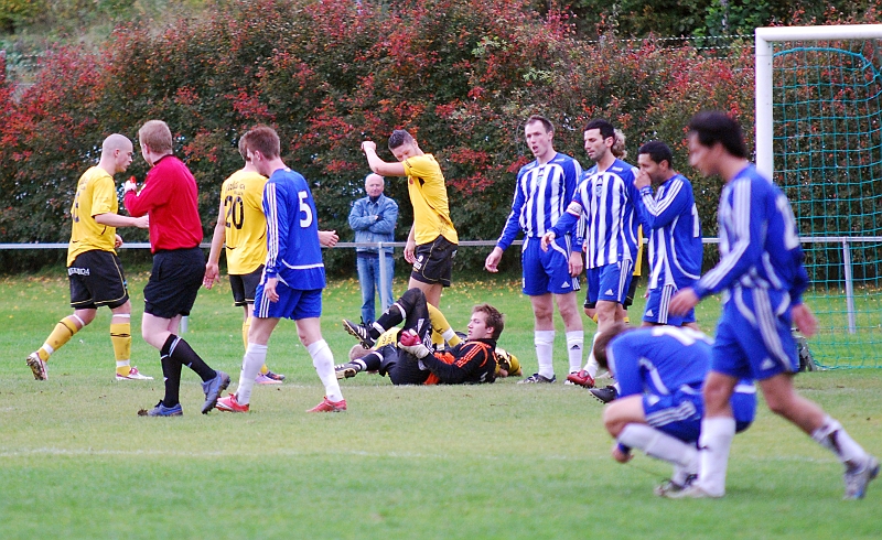 2010_0926_23.JPG - Målskytten Miralem Malic grattas av lagkamrater