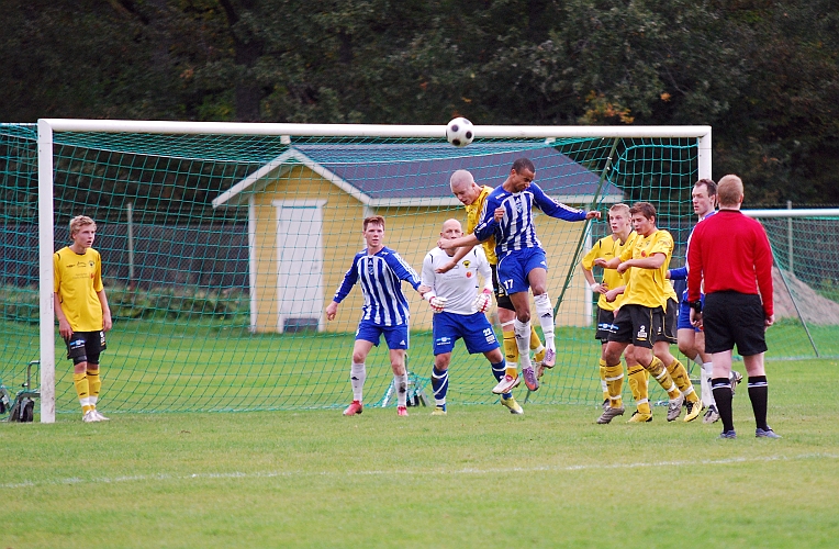 2010_0926_25.JPG - Gustav Gustavsson nickar undan bollen efter en hörna