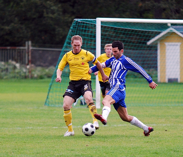 2010_0926_26.JPG - Mikael Wiker pressas av en IFK V-ås spelare