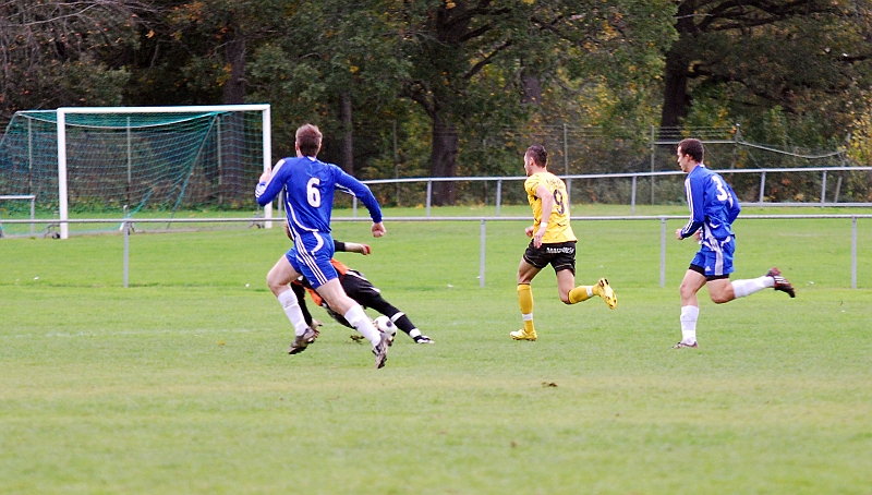 2010_0926_27.JPG - Miralem Malic rycker ifrån IFK V-ås försvaret och förbi målvakten . . . .