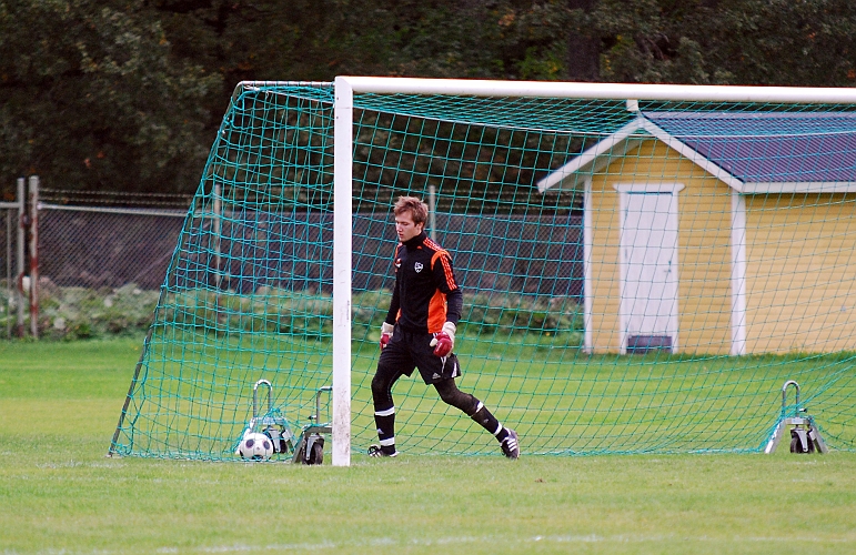 2010_0926_32.JPG - IFK V-ås målvakt hämtar ut bollen ur nätmaskorna