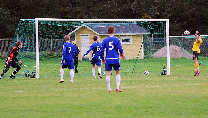 2010_0926_36.JPG - . . . . till en fristående Dennis Jansson som nickar in bollen, 5-2 till Södra