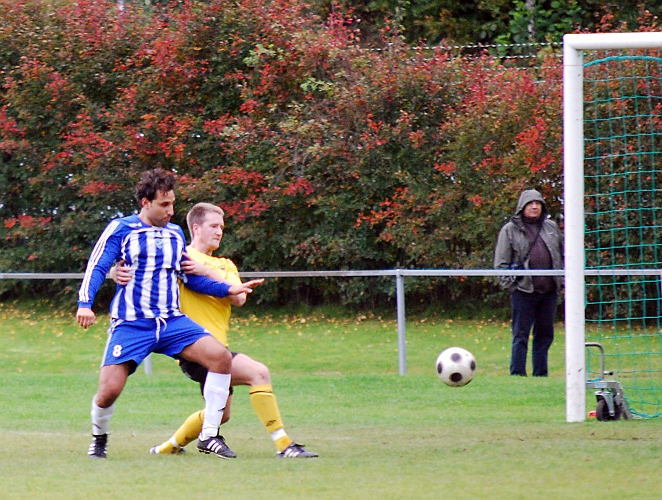 2010_0926_38.JPG - Tobias Nydahl täcker så att IFK V-ås spelaren inte når bollen