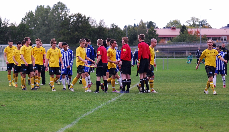 2010_0926_39.JPG - Spelarna tackar domarna och varandra efter matchen
