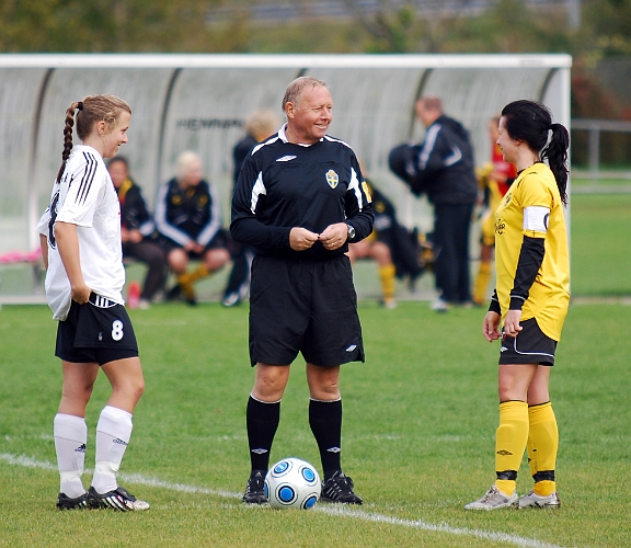 2010_1002_01.JPG - Lagkaptenerna hälsar på domaren