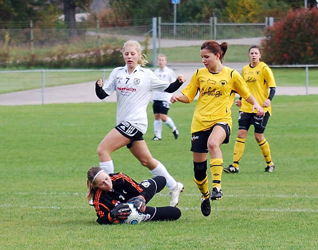 2010_1002_02.JPG - Betty Blixt får första läget men BK30 målvakten tar hand om bollen