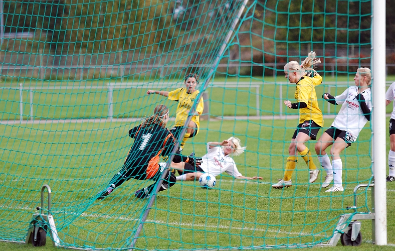 2010_1002_04.JPG - Nytt läge för Södra's forwards men BK30 målvakten tar hand om bollen