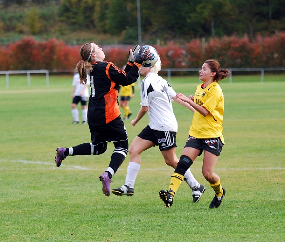 2010_1002_05.JPG - Målvakten hinner före Betty Blixt på bollen