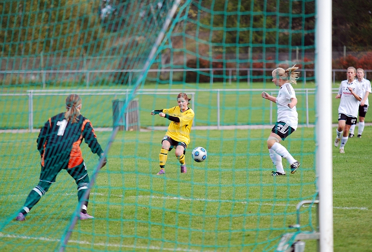 2010_1002_09.JPG - Ida Asp spelar in bollen framför mål mot bortre stolpen . . . .