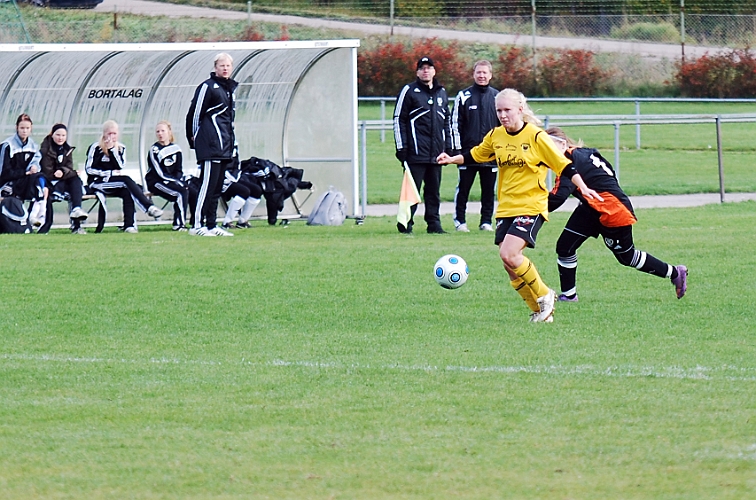 2010_1002_12.JPG - . . . . slår bollen rätt på Rebecca Skog som blir fri med öppet mål och . . . .