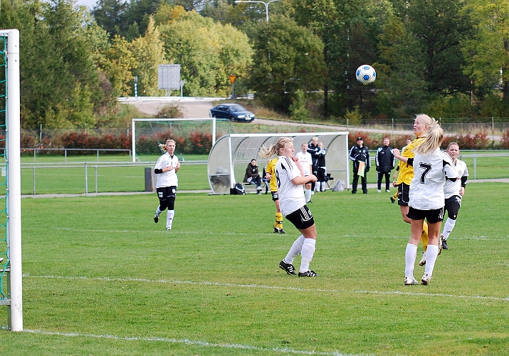2010_1002_16.JPG - . . . . där finns Rebecca Skog som nickar bollen mot mål . . . .