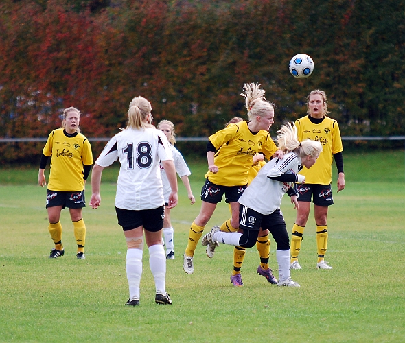 2010_1002_21.JPG - Rebecca Skog nickar undan bollen