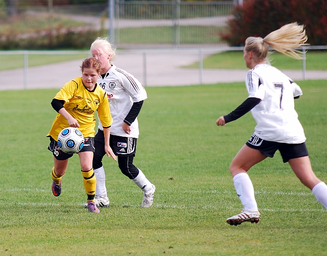 2010_1002_22.JPG - Ida Asp avancerar fram mot mål