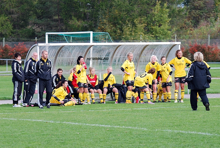 2010_1002_29.JPG - Samling i halvtid för hemmalaget